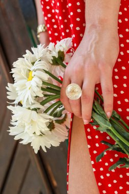 Epoksi reçine süslemeleri ile Photosession modeli. Bijuteri. 