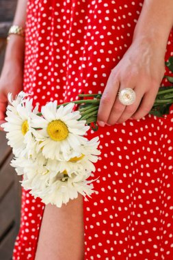 Epoksi reçine süslemeleri ile Photosession modeli. Bijuteri. 