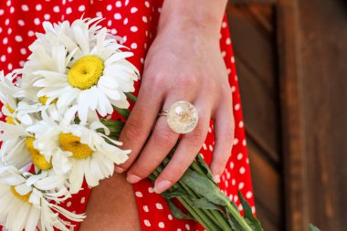 Epoksi reçine süslemeleri ile Photosession modeli. Bijuteri. 