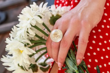 Epoksi reçine süslemeleri ile Photosession modeli. Bijuteri. 