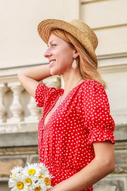 Epoksi reçine süslemeleri ile Photosession modeli. Bijuteri. 