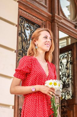 Epoksi reçine süslemeleri ile Photosession modeli. Bijuteri. 