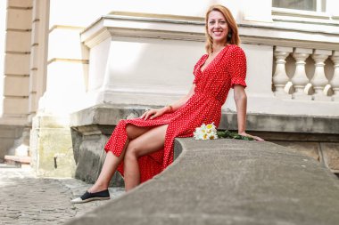 Epoksi reçine süslemeleri ile Photosession modeli. Bijuteri. 