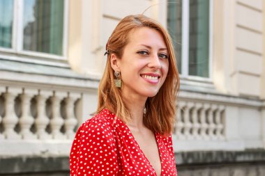 Epoksi reçine süslemeleri ile Photosession modeli. Bijuteri. 