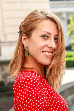 Epoksi reçine süslemeleri ile Photosession modeli. Bijuteri. 