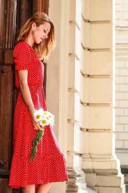 Epoksi reçine süslemeleri ile Photosession modeli. Bijuteri. 