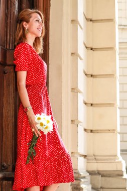 Epoksi reçine süslemeleri ile Photosession modeli. Bijuteri. 