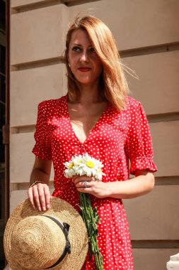 Epoksi reçine süslemeleri ile Photosession modeli. Bijuteri. 