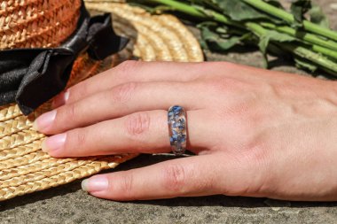 Epoksi reçine süslemeleri ile Photosession modeli. Bijuteri. 