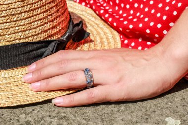 Epoksi reçine süslemeleri ile Photosession modeli. Bijuteri. 