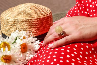 Epoksi reçine süslemeleri ile Photosession modeli. Bijuteri. 