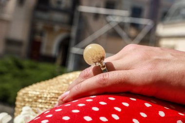 Epoksi reçine süslemeleri ile Photosession modeli. Bijuteri. 