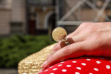 Epoksi reçine süslemeleri ile Photosession modeli. Bijuteri. 