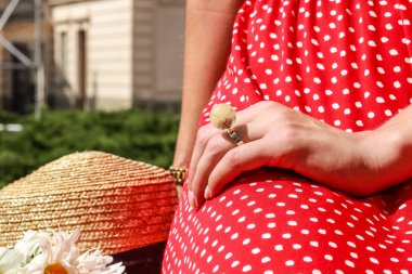 Epoksi reçine süslemeleri ile Photosession modeli. Bijuteri. 