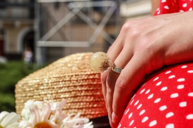 Epoksi reçine süslemeleri ile Photosession modeli. Bijuteri. 