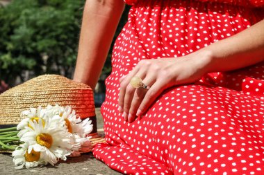 Epoksi reçine süslemeleri ile Photosession modeli. Bijuteri. 