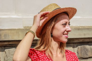 Epoksi reçine süslemeleri ile Photosession modeli. Bijuteri. 