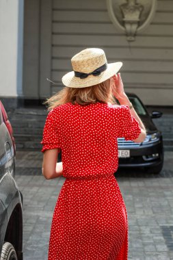 Epoksi reçine süslemeleri ile Photosession modeli. Bijuteri. 