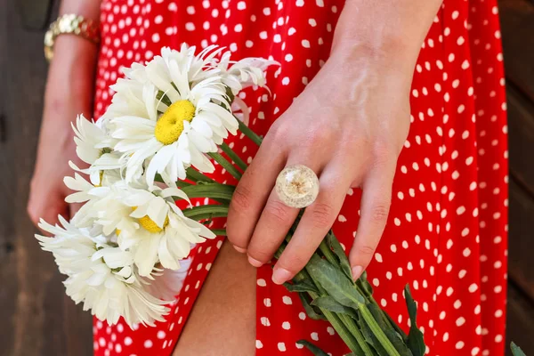 Epoksi reçine süslemeleri ile Photosession modeli. Bijuteri. 