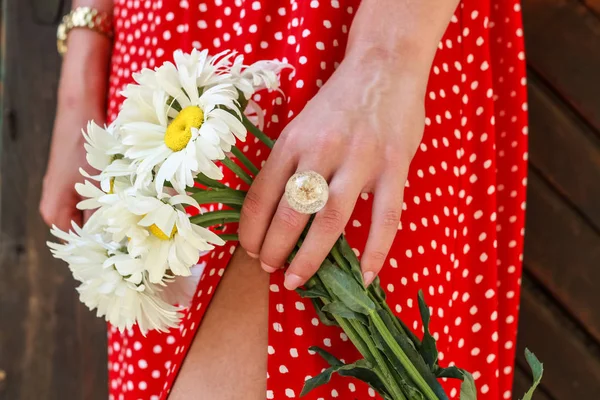 Epoksi reçine süslemeleri ile Photosession modeli. Bijuteri. 