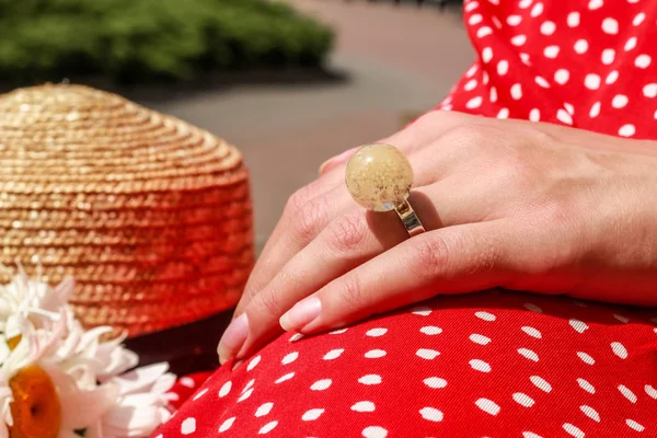 Epoksi reçine süslemeleri ile Photosession modeli. Bijuteri. 