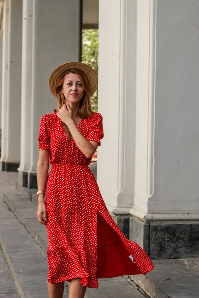 Epoksi reçine süslemeleri ile Photosession modeli. Bijuteri. 