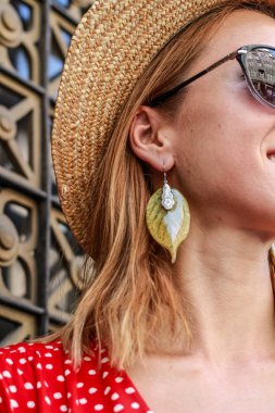 Epoksi reçine süslemeleri ile Photosession modeli. Bijuteri. 