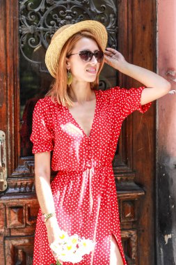 Epoksi reçine süslemeleri ile Photosession modeli. Bijuteri. 