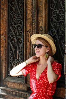 Epoksi reçine süslemeleri ile Photosession modeli. Bijuteri. 