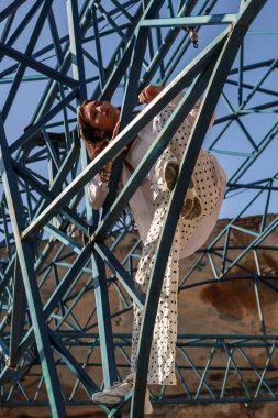 Şık beyaz üst giyen genç güzel bayan. Portre ShootBen