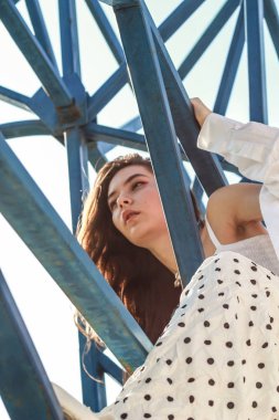 Şık beyaz üst giyen genç güzel bayan. Portre ShootBen