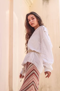 Şık beyaz gömlek giyen genç güzel bayan. Portre Shoo