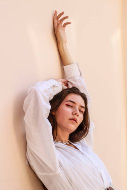 Şık beyaz gömlek giyen genç güzel bayan. Portre Shoo