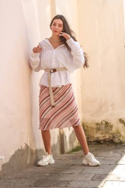 Şık beyaz gömlek giyen genç güzel bayan. Portre Shoo