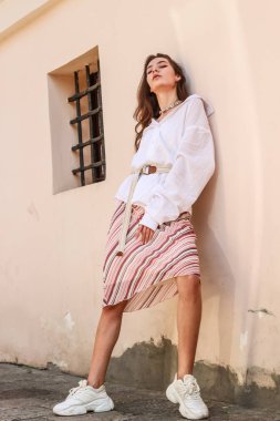 Şık beyaz gömlek giyen genç güzel bayan. Portre Shoo