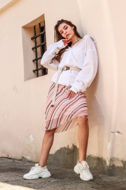 Şık beyaz gömlek giyen genç güzel bayan. Portre Shoo