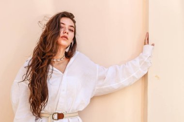 Şık beyaz gömlek giyen genç güzel bayan. Portre Shoo