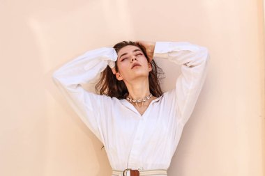 Şık beyaz gömlek giyen genç güzel bayan. Portre Shoo