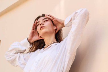 Şık beyaz gömlek giyen genç güzel bayan. Portre Shoo