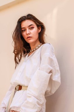 Şık beyaz gömlek giyen genç güzel bayan. Portre Shoo