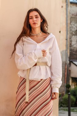 Şık beyaz gömlek giyen genç güzel bayan. Portre Shoo