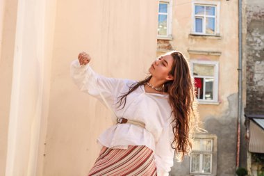 Şık beyaz gömlek giyen genç güzel bayan. Portre Shoo