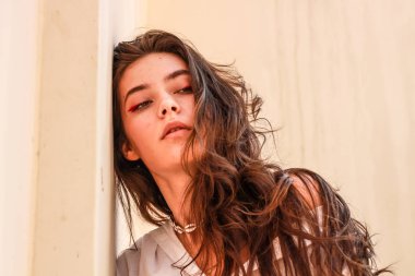 Şık beyaz gömlek giyen genç güzel bayan. Portre Shoo