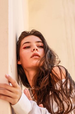 Şık beyaz gömlek giyen genç güzel bayan. Portre Shoo