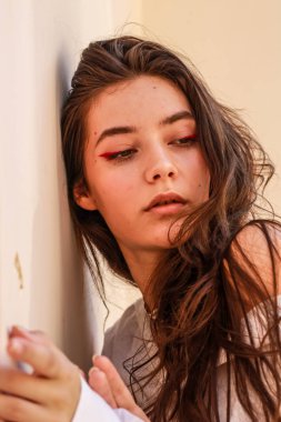 Şık beyaz gömlek giyen genç güzel bayan. Portre Shoo