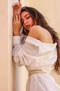 Şık beyaz gömlek giyen genç güzel bayan. Portre Shoo