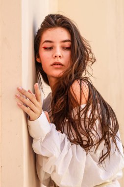 Şık beyaz gömlek giyen genç güzel bayan. Portre Shoo