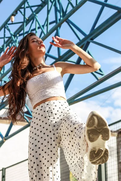 Joven hermosa dama con un elegante blanco top.Portrait shooti —  Fotos de Stock