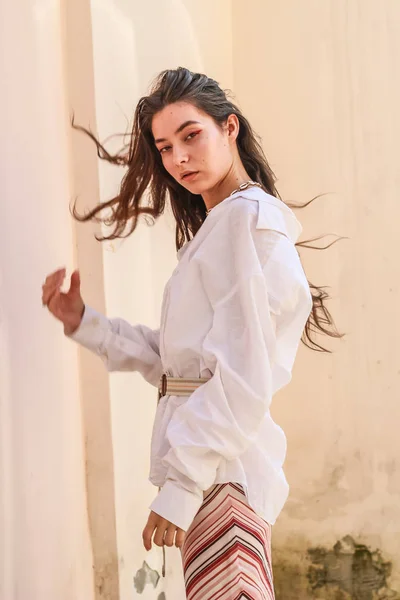 Jovem bela senhora vestindo uma camisa branca elegante.Retrato shoo — Fotografia de Stock