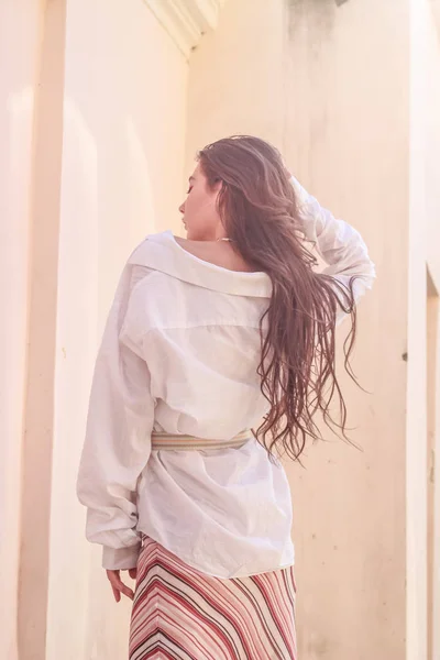 Jovem bela senhora vestindo uma camisa branca elegante.Retrato shoo — Fotografia de Stock